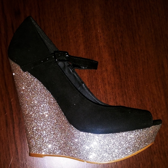 Like New Steve Madden 'Operaa' Wedges - Picture 6 of 8